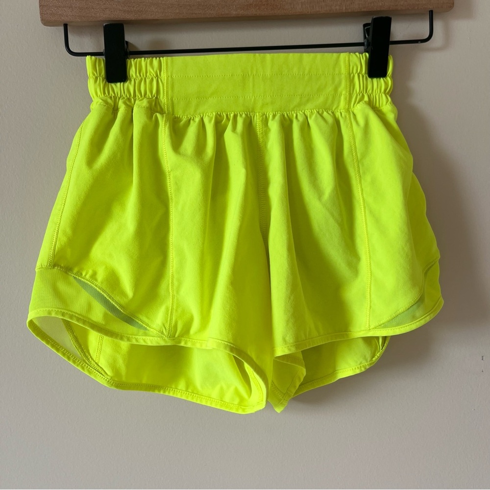 Lululemon Hotty Hot Short II *Long 4" Highlight Yellow Size 2